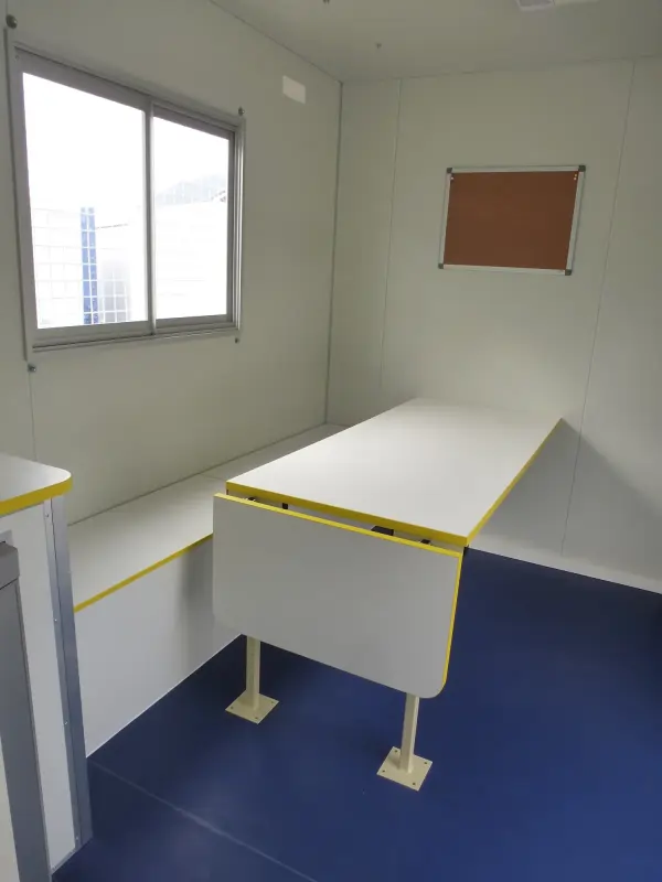 La base-vie mobile est un espace de vie confortable pour les repas sur les chantiers