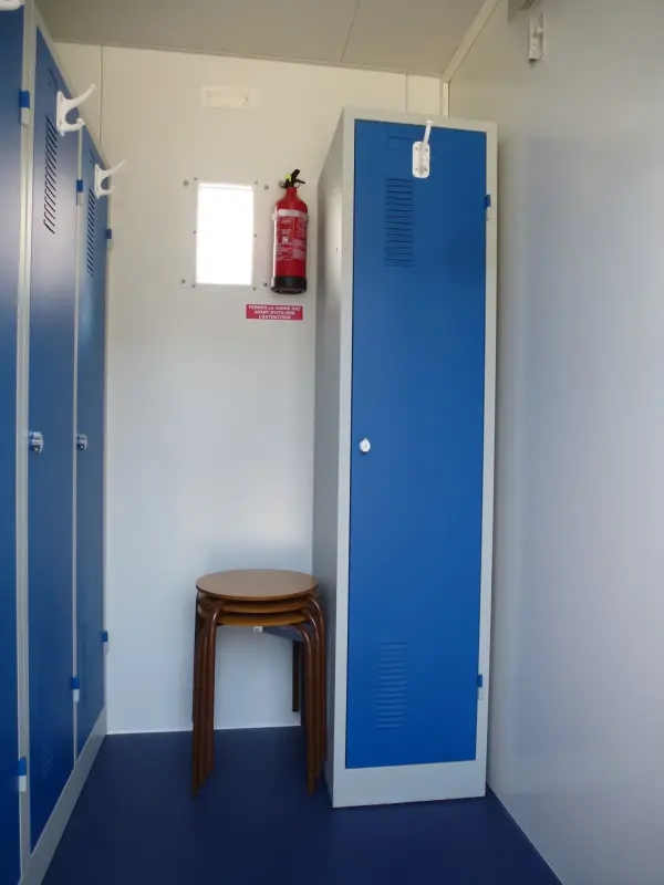 La base-vie mobile est équipée de vestiaires